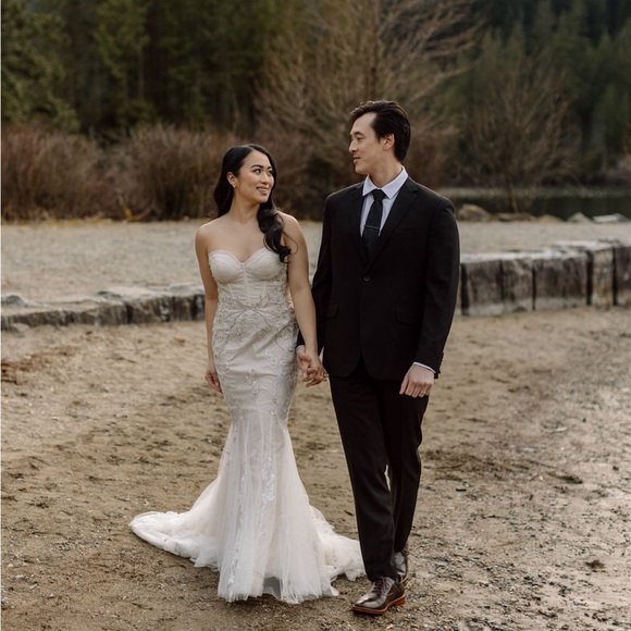 Beautiful mermaid wedding dress with cathedral length veil - Picture 4 of 9